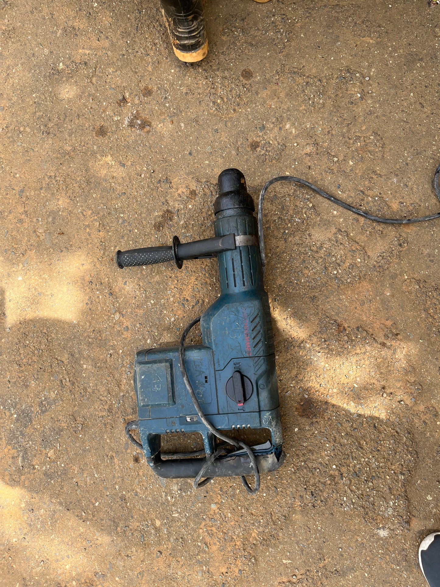 Martillo demoledor de muro eléctrico BOSCH