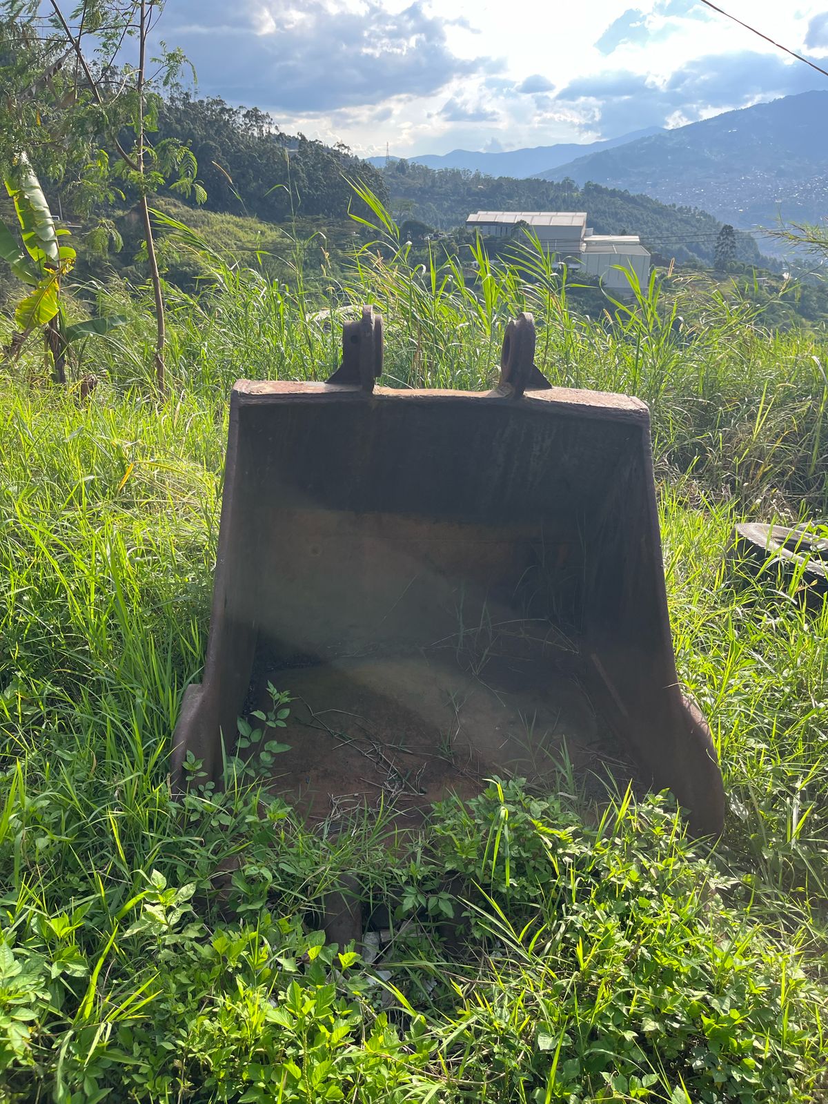 LOTE # 06 BALDE PARA EXCAVADORA